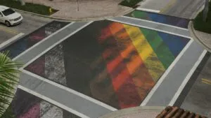 Cruce Pride en Florida con colores del arcoíris reaparecidos tras la lluvia, símbolo de inclusión y resiliencia comunitaria