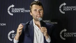 Vista de un aula en Miami con pizarras y pupitres, representando a profesores bajo debate social.