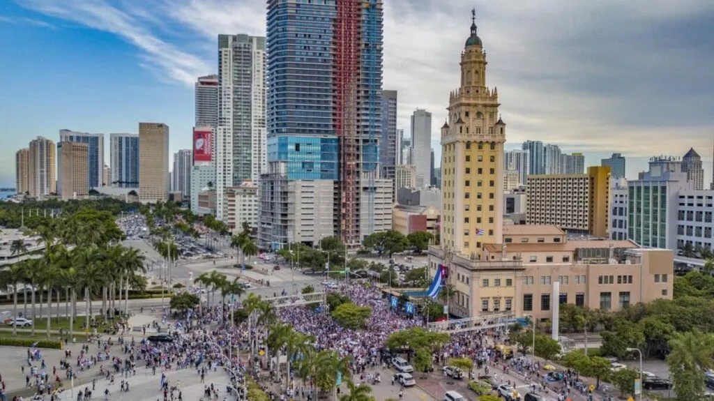 Manifestantes frente a la Torre de la Libertad en Miami protestan por la futura biblioteca presidencial de Donald Trump.