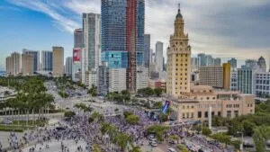 Manifestantes frente a la Torre de la Libertad en Miami protestan por la futura biblioteca presidencial de Donald Trump.