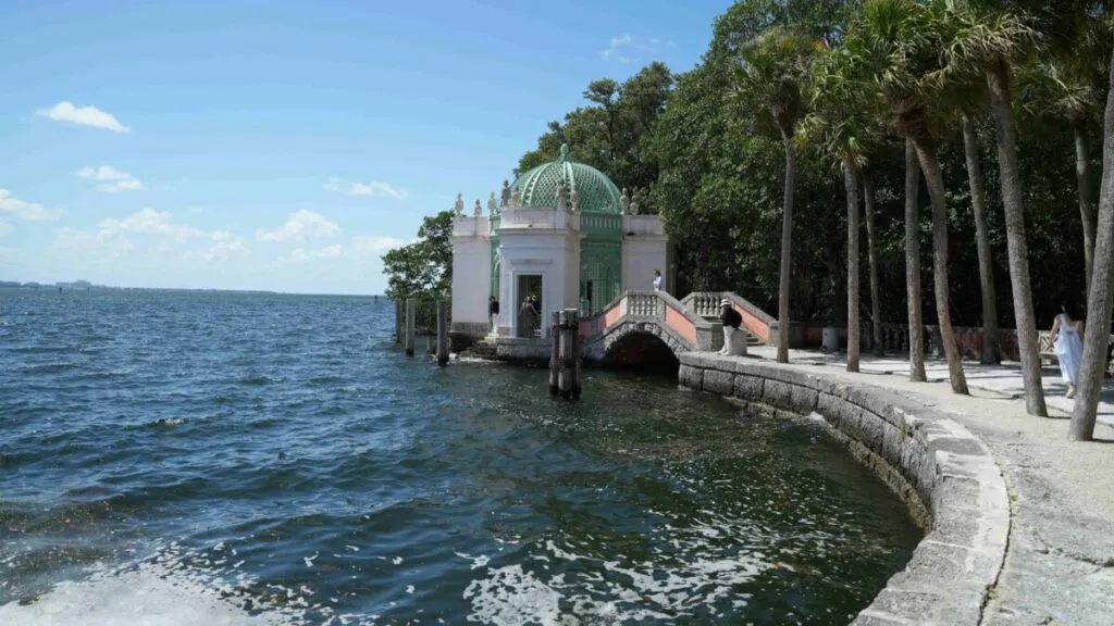 Personas disfrutando actividades culturales y gastronómicas en Miami un lunes, mostrando la vitalidad y diversidad de la ciudad.