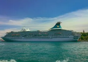 El crucero Queen Elizabeth en el puerto de Miami refuerza turismo, negocios e innovación con impacto internacional.