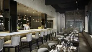 Vista elegante de un restaurante en Miami con mesas llenas y ambiente sofisticado que refleja la fuerza cultural y gastronómica de la ciudad