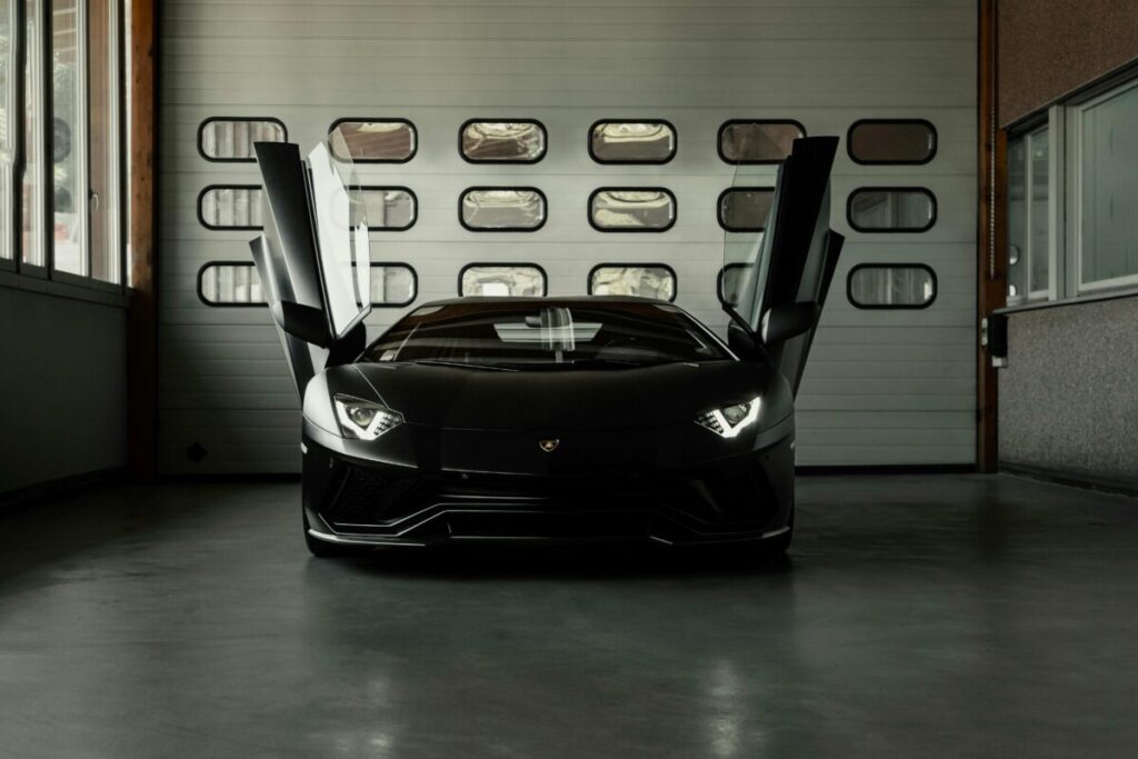 Vista del Salón del Automóvil en Miami con autos eléctricos y público multicultural interesado en innovación y negocios