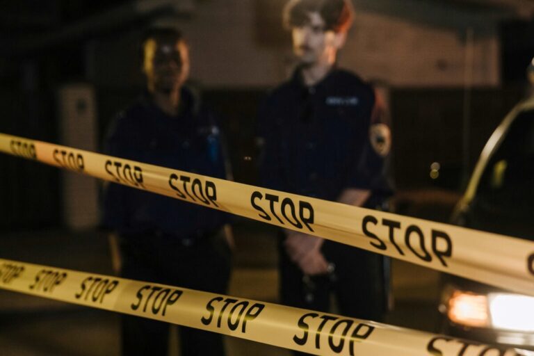 Vista urbana de Miami con patrulla policial y ambiente comunitario que refleja seguridad en Miami-Dade tras tiroteo mortal.