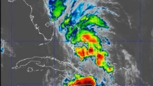 Imagen satelital de la tormenta Imelda acercándose a Florida con nubes densas y vientos intensos