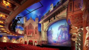 Vista del histórico Olympia Theatre en Miami, con luces encendidas y ambiente urbano, destacando el debate sobre su preservación cultural.