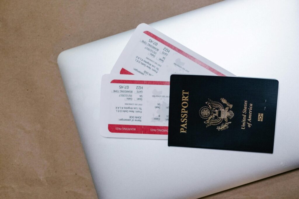 Viajeros en aeropuerto de Miami listos para volar con pasaporte americano, reflejando oportunidades culturales y de negocios internacionales.
