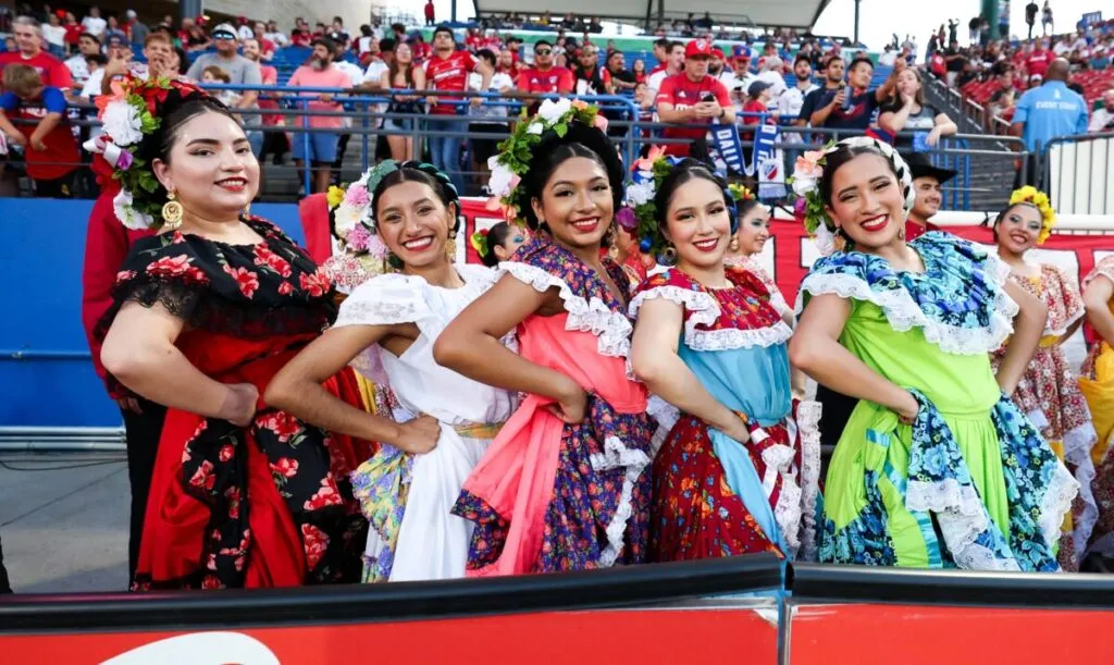 Familias y artistas reunidos en un festival cultural en Miami celebrando la herencia hispana en Estados Unidos