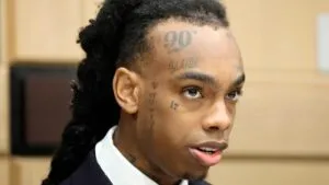 Fotografía editorial de YNW Bortlen tras decisión judicial en Florida, reflejando impacto en la música urbana y la justicia local.