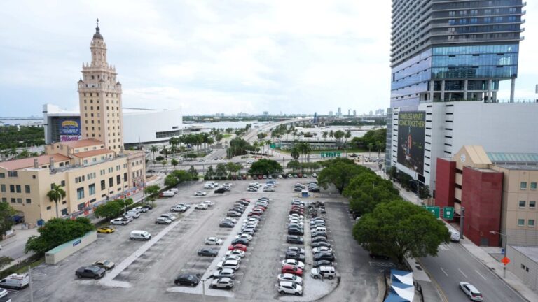 Controversia en Miami por la donación de un terreno público destinado a la biblioteca presidencial de Donald Trump en Palm Beach.