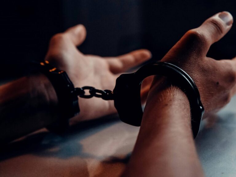 Imagen editorial sobre arresto en Miami relacionado con agresión sexual a menor, con ambiente urbano y presencia policial