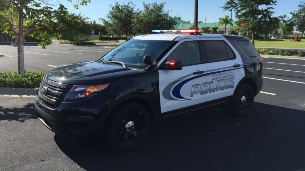 Patrulla de policía en Miami durante operativo tras arresto de adolescentes acusados de robo de autos y posesión de armas.