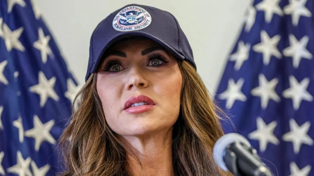 Vista del Aeropuerto Internacional de Miami con pantallas informativas activas, tras la decisión de no reproducir un video político del DHS.