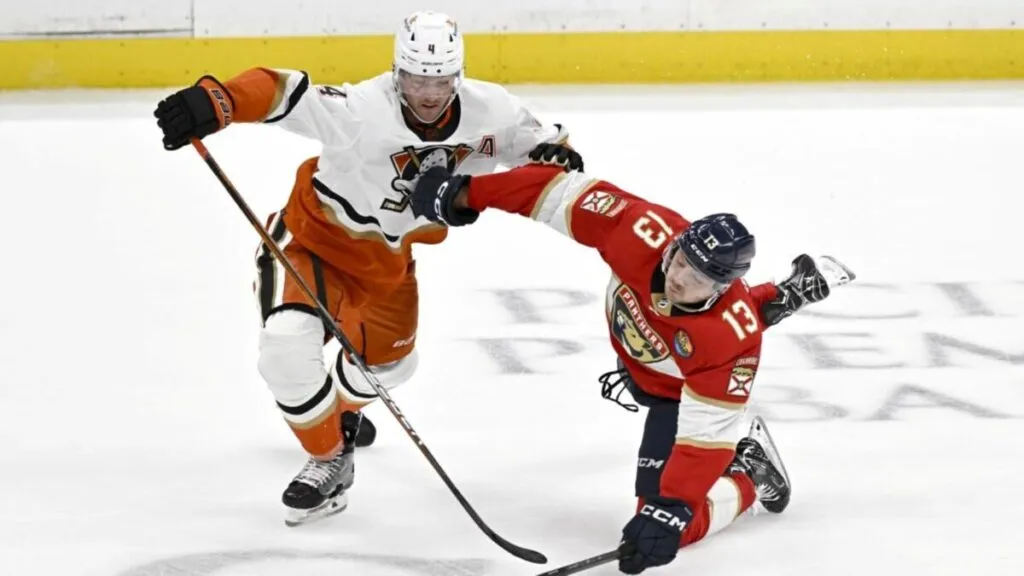 Jugadores de Anaheim Ducks entrenando antes de enfrentar a Florida Panthers, simbolizando su ofensiva renovada y energía competitiva.