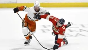 Jugadores de Anaheim Ducks entrenando antes de enfrentar a Florida Panthers, simbolizando su ofensiva renovada y energía competitiva.