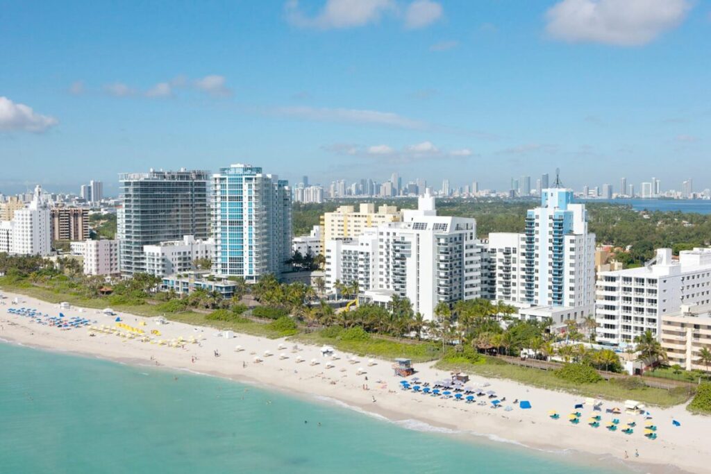 Vista elegante de Bal Harbour Shops, ícono de lujo y turismo en Miami Beach
