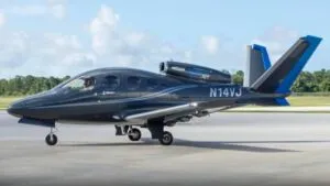 Avión Cirrus Vision Jet SF50 en un hangar de Florida, reflejando el colapso de Verijet tras la muerte de su CEO y deudas millonarias.