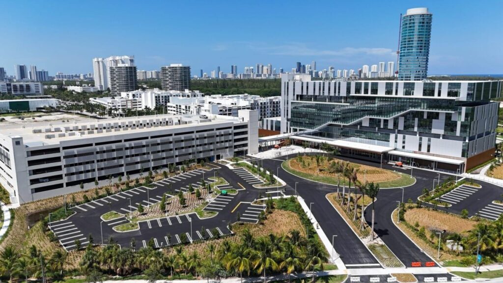 Médicos en un centro de salud de Miami utilizan inteligencia artificial para mejorar diagnósticos y atención médica.