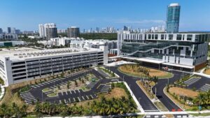 Médicos en un centro de salud de Miami utilizan inteligencia artificial para mejorar diagnósticos y atención médica.