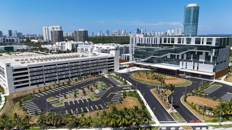 Médicos en un centro de salud de Miami utilizan inteligencia artificial para mejorar diagnósticos y atención médica.