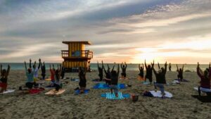Clases de yoga gratis en Miami con práctica al aire libre frente al mar para todos los niveles