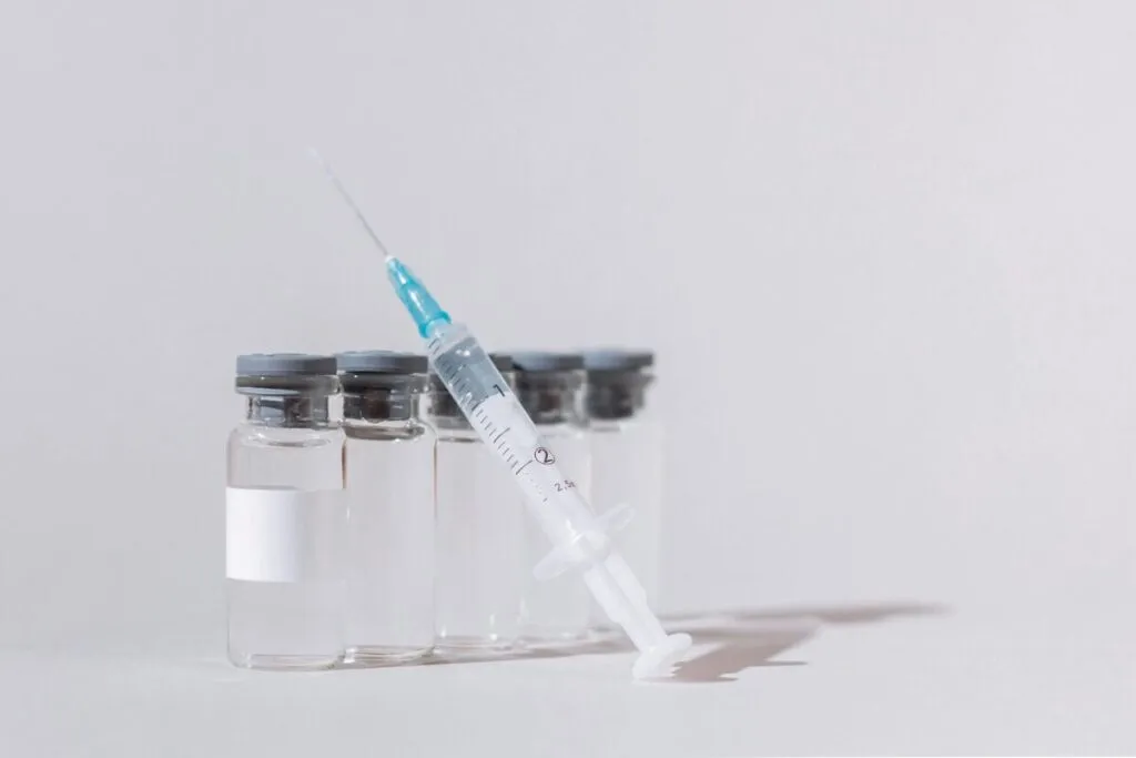 Aplicación de vacunas en centros médicos de México como parte de la campaña de vacunación invernal 2025-2026