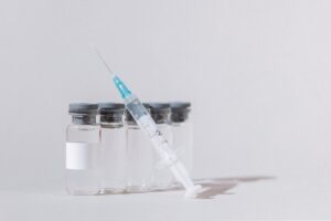 Aplicación de vacunas en centros médicos de México como parte de la campaña de vacunación invernal 2025-2026