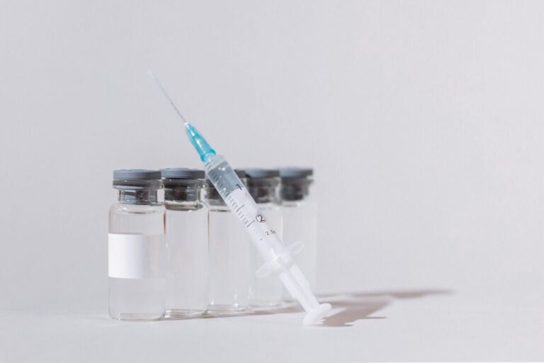 Aplicación de vacunas en centros médicos de México como parte de la campaña de vacunación invernal 2025-2026