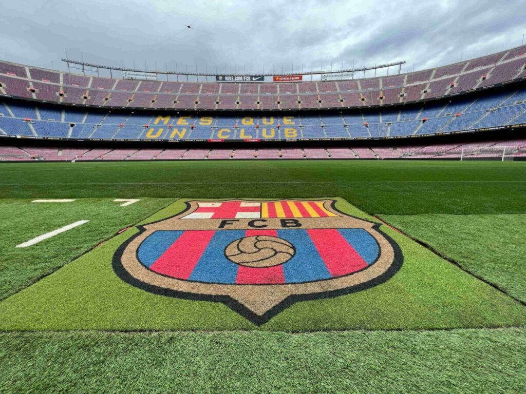 Vista aérea del Hard Rock Stadium con banderas de Barcelona y Villareal, evento deportivo con impacto económico en Miami