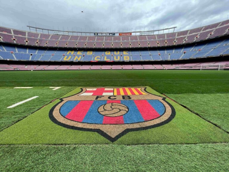 Vista aérea del Hard Rock Stadium con banderas de Barcelona y Villareal, evento deportivo con impacto económico en Miami