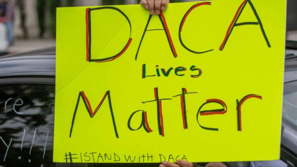Jóvenes inmigrantes en Estados Unidos atentos a la posible reapertura de solicitudes DACA para acceder a más oportunidades laborales y educativas.