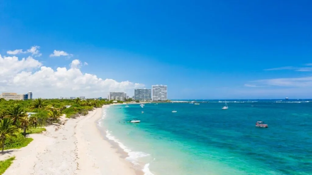 Vista de Dania Beach con tiendas de antigüedades y arquitectura art déco, reflejando su espíritu histórico y creativo en el sur de Florida.