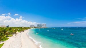 Vista de Dania Beach con tiendas de antigüedades y arquitectura art déco, reflejando su espíritu histórico y creativo en el sur de Florida.