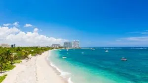 Vista de Dania Beach con tiendas de antigüedades y arquitectura art déco, reflejando su espíritu histórico y creativo en el sur de Florida.
