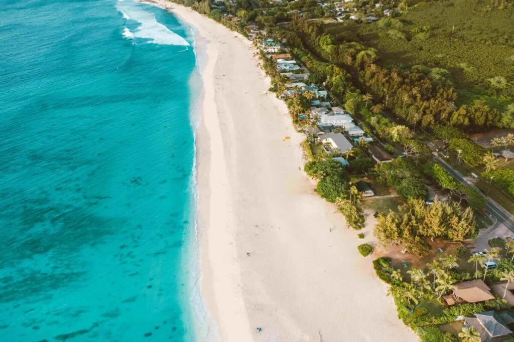 Vista aérea de Delray Beach con aguas cristalinas y arena blanca en el sur de Florida