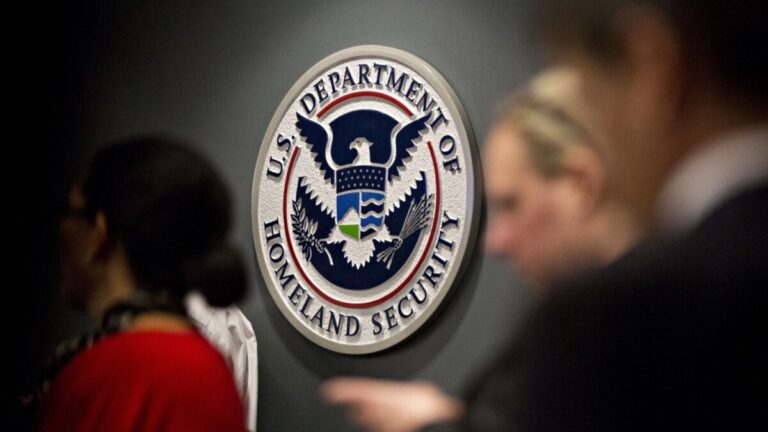 Agentes del DHS supervisan obras de modernización tecnológica en la frontera sur de Estados Unidos para fortalecer la seguridad fronteriza