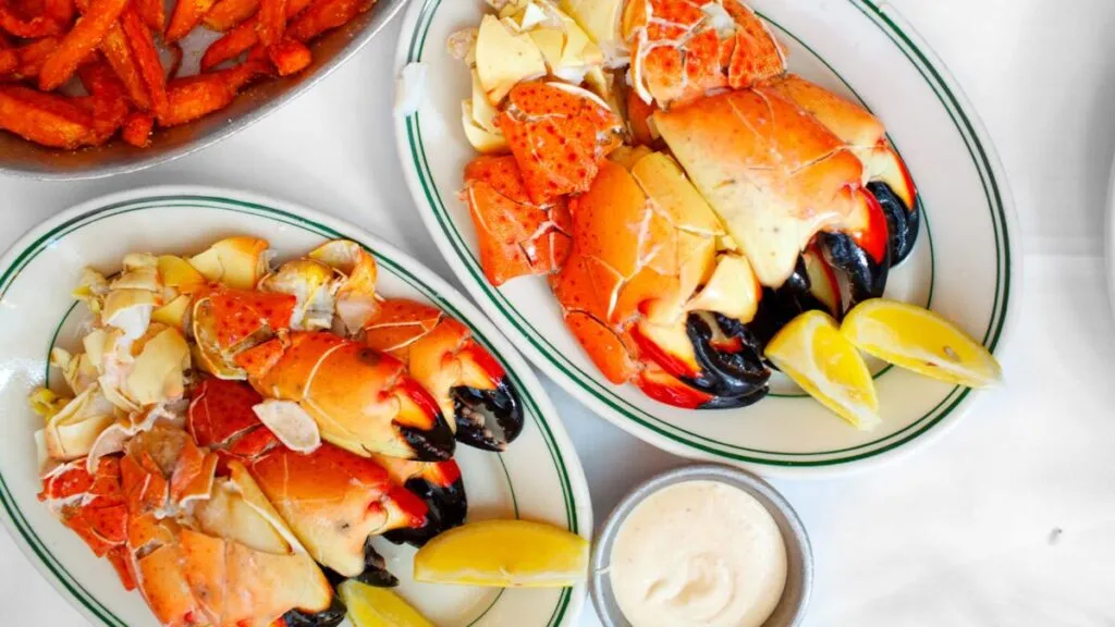 Garras de stone crab frescas servidas en Miami con salsa cítrica y ambiente costero