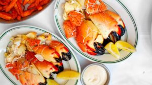Garras de stone crab frescas servidas en Miami con salsa cítrica y ambiente costero