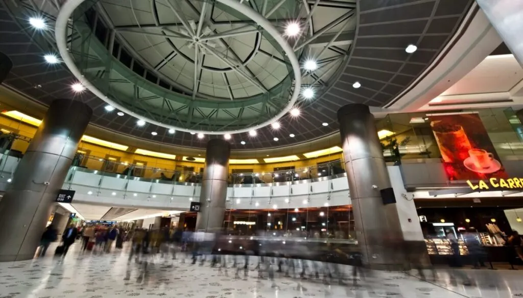 Terminal aérea del Aeropuerto de Miami con pasajeros y maletas, ilustrando la pérdida de equipaje en 2025