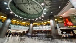 Terminal aérea del Aeropuerto de Miami con pasajeros y maletas, ilustrando la pérdida de equipaje en 2025