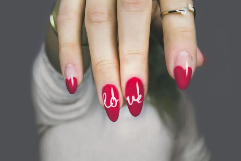 Uñas decoradas con piedras y metal brillando bajo luz de clínica médica en Miami