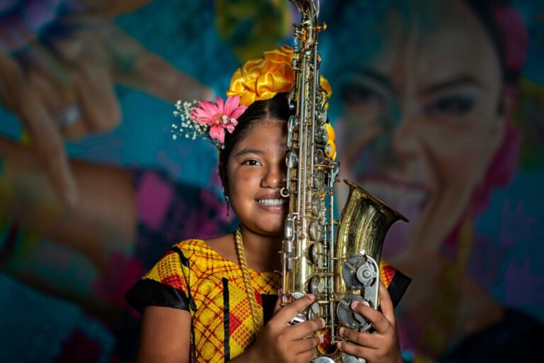 Imagen de escenario musical latino en Miami con público diverso, simbolizando música latina e impulso económico cultural