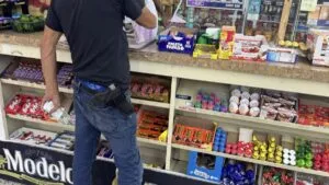 Personas caminando por calles de Miami mientras Florida permite el porte abierto de armas en espacios públicos.