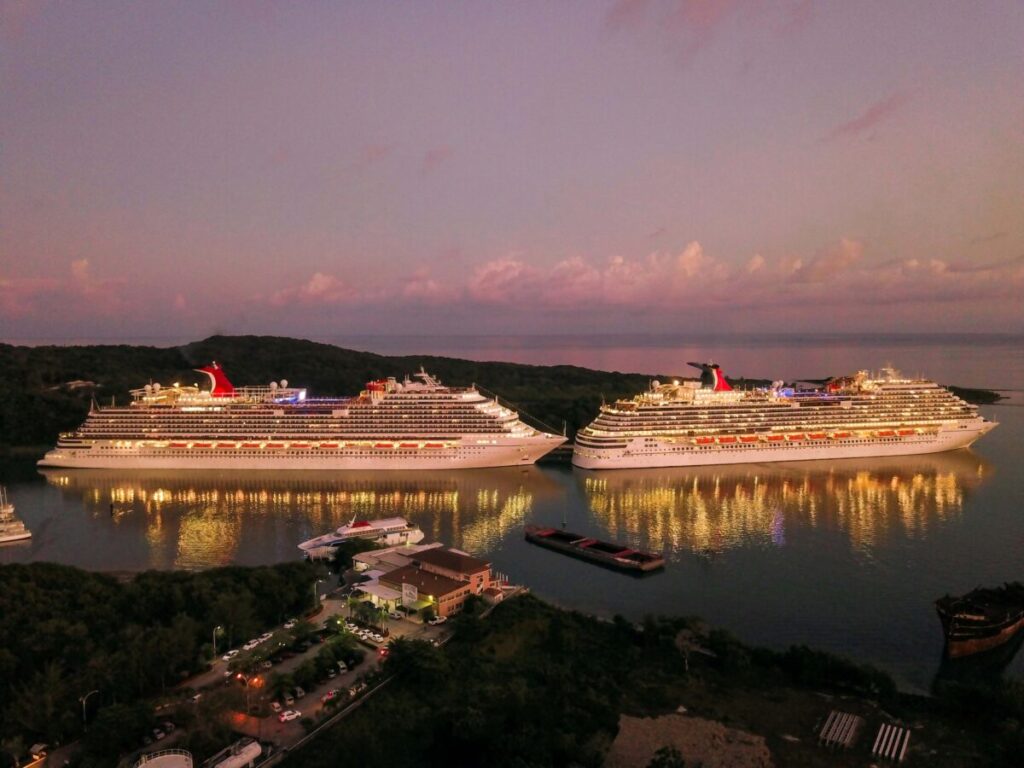 Vista de crucero moderno en el Puerto de Miami, símbolo de crecimiento turístico y desarrollo económico local
