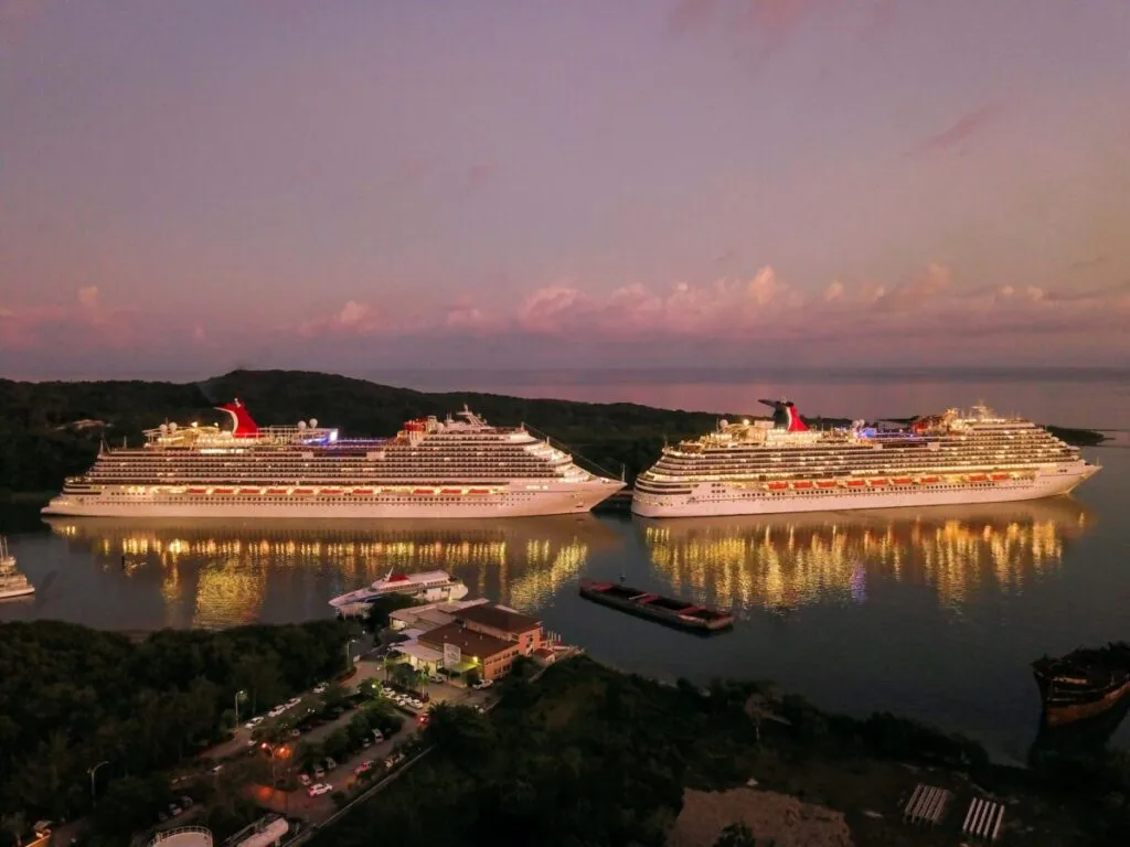 Vista de crucero moderno en el Puerto de Miami, símbolo de crecimiento turístico y desarrollo económico local
