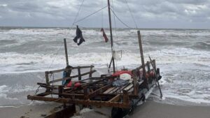 Embarcación de migrantes vacía encallada en la costa de Florida, símbolo de las travesías caribeñas hacia Estados Unidos.