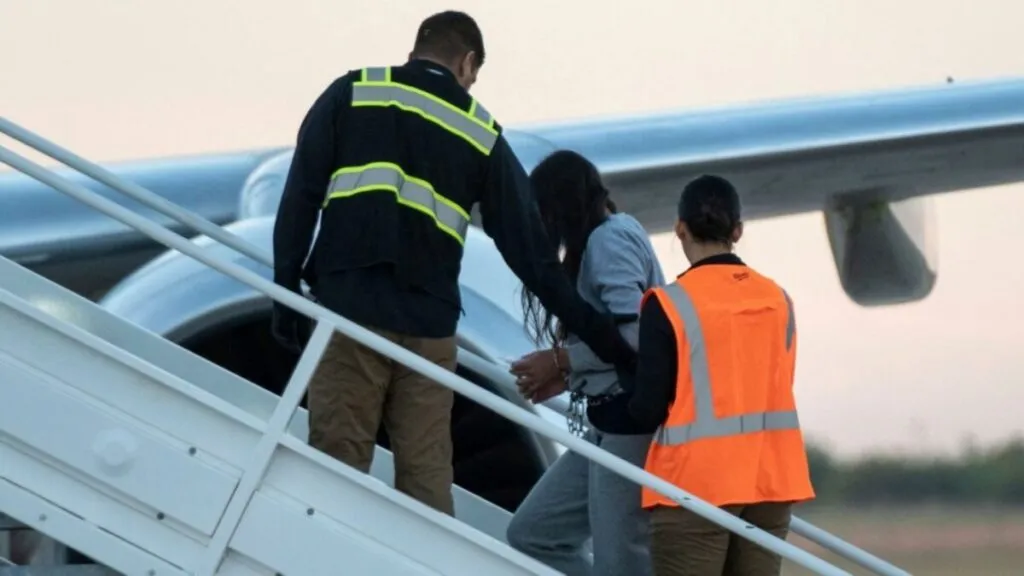 Avión Gulfstream IV de Journey Aviation en pista del sur de Florida, presuntamente utilizado para vuelo de deportación a África.