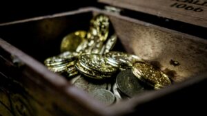 Exploradores hallaron un tesoro en Florida con monedas y lingotes de oro de la flota española de 1715, valorado en millones de dólares.