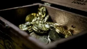 Exploradores hallaron un tesoro en Florida con monedas y lingotes de oro de la flota española de 1715, valorado en millones de dólares.